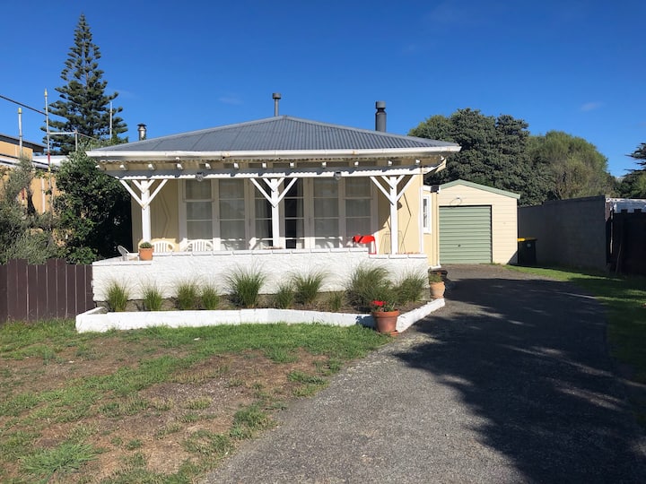 Charming bach cottage Houses for Rent in Otaki Beach, Wellington, New