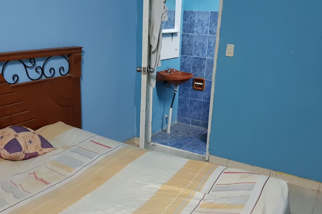 Cama matrimonial, baño privado