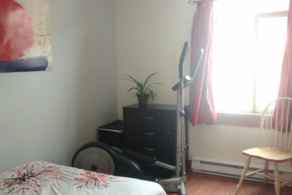 Chambre avec appareil elliptique