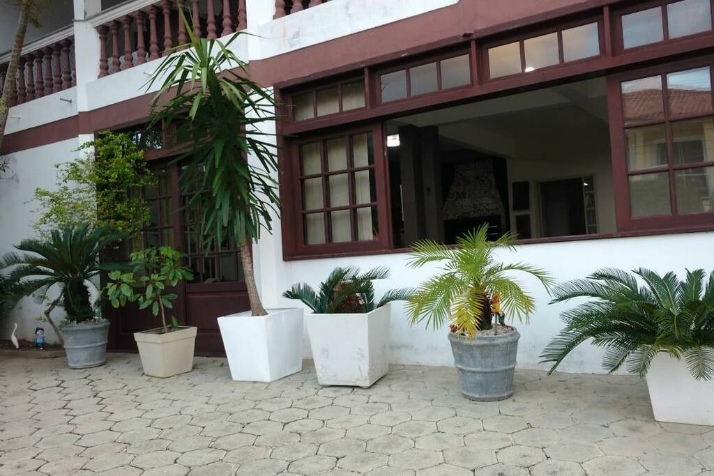 Vista frontal parcial da casa