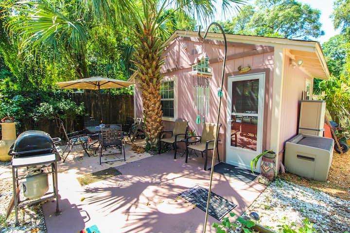 Cozy Garden Cottage