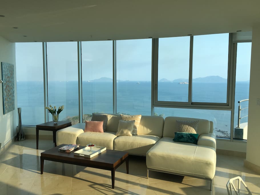 Living room with view on Pacific