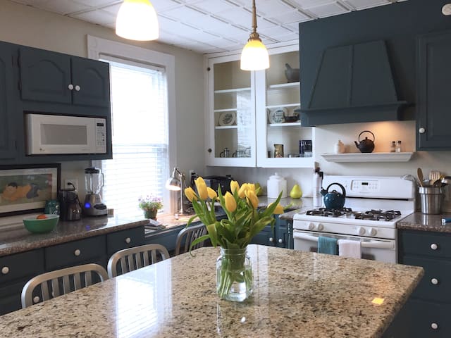 Cheerful Inviting 2nd Floor- Close to Everything!