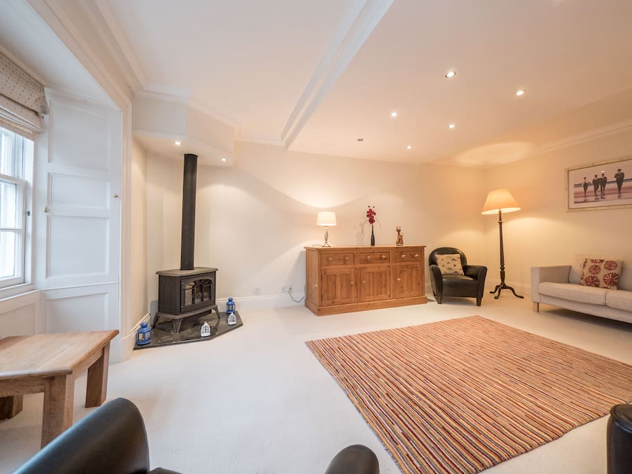 Livingroom with Fireplace