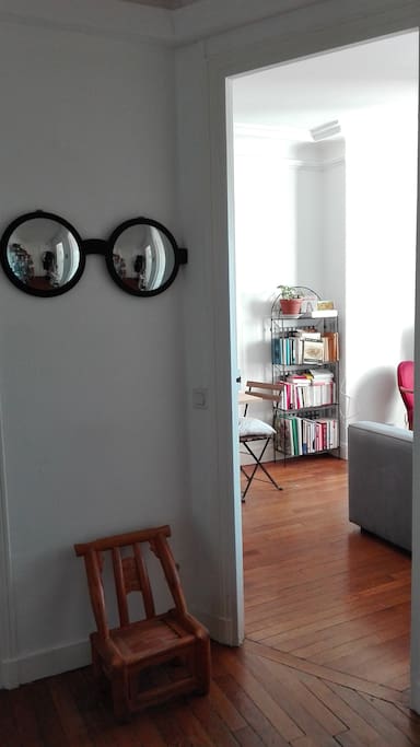 L'entrée avec vue sur le salon