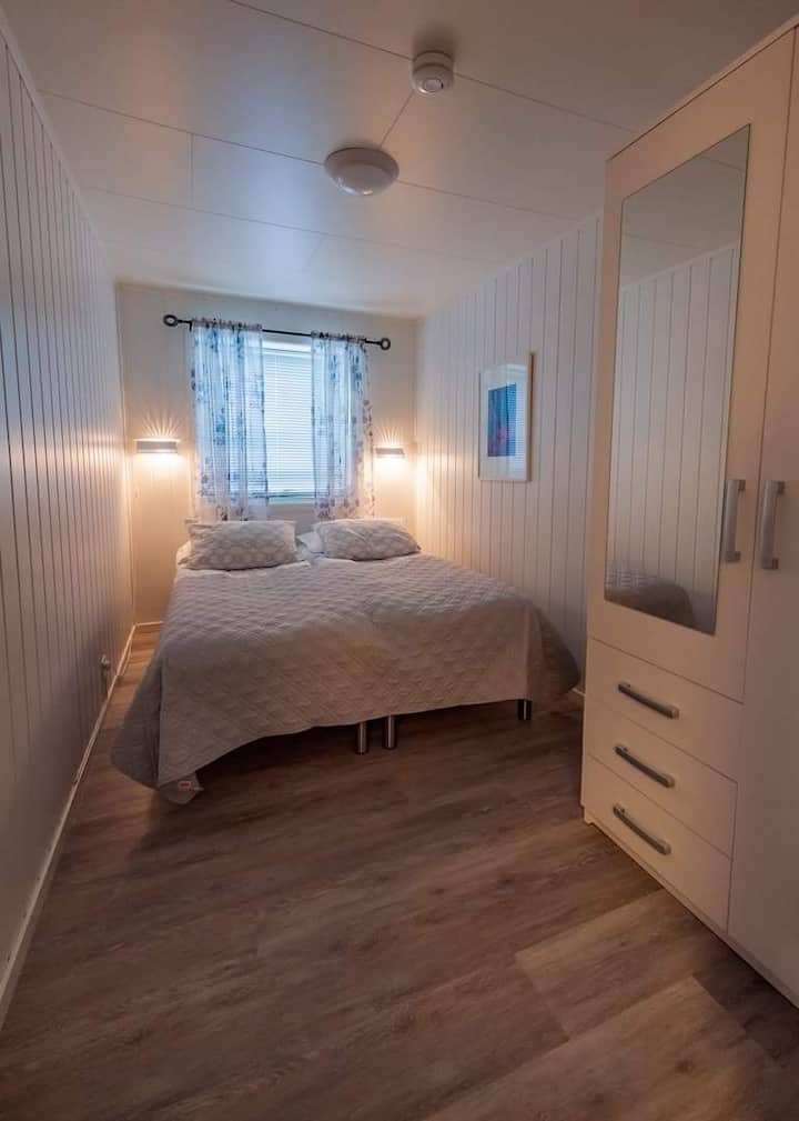 Dormitorio con dos camas individuales.