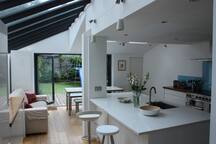 Lovely spacious 3 storey house, 6 min walk tube.