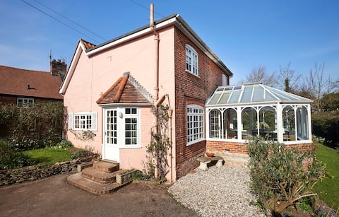 Ferry Cottage, Spacious family home by the sea