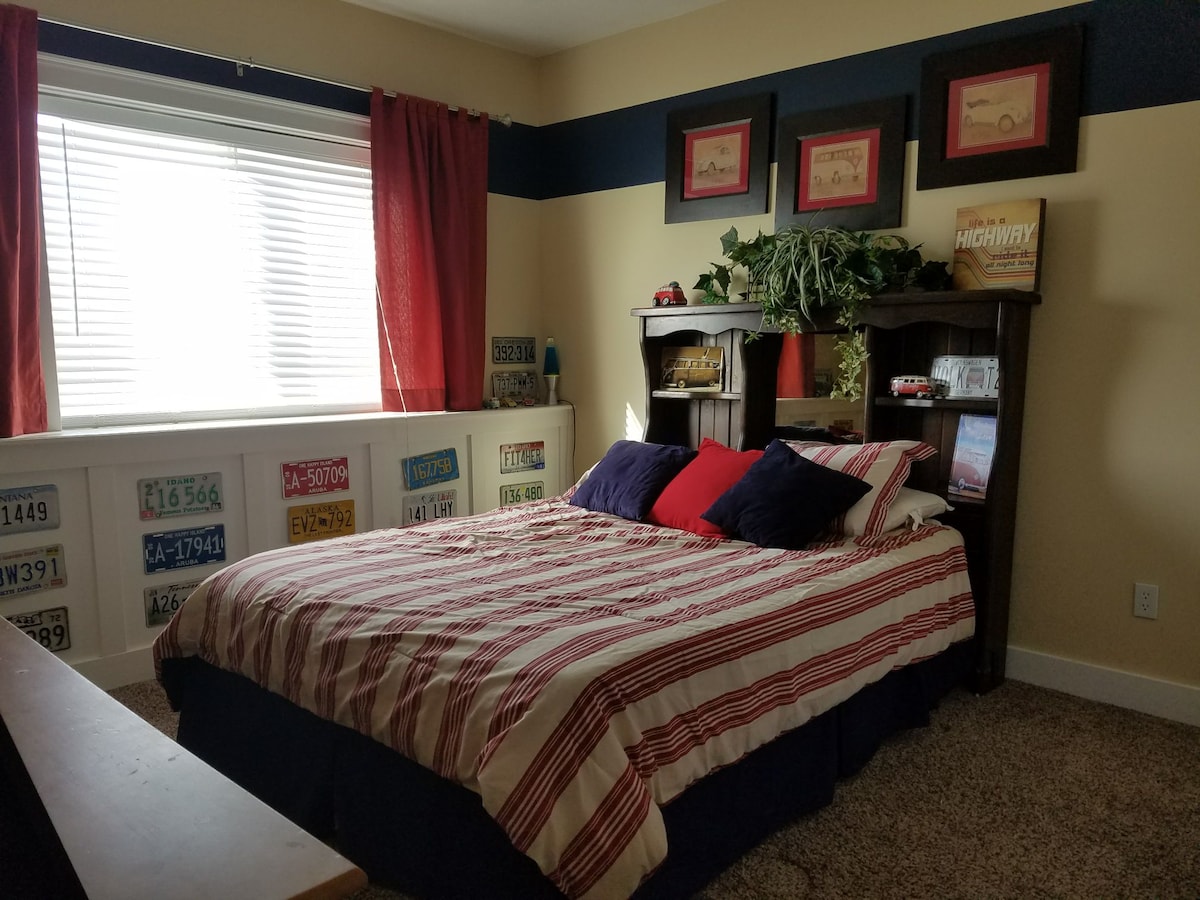 CHUMBA CHA VW. Kitanda cha ukubwa wa malkia kilicho na mwonekano. Hakuna visima vya dirisha katika chumba hiki cha chini. 