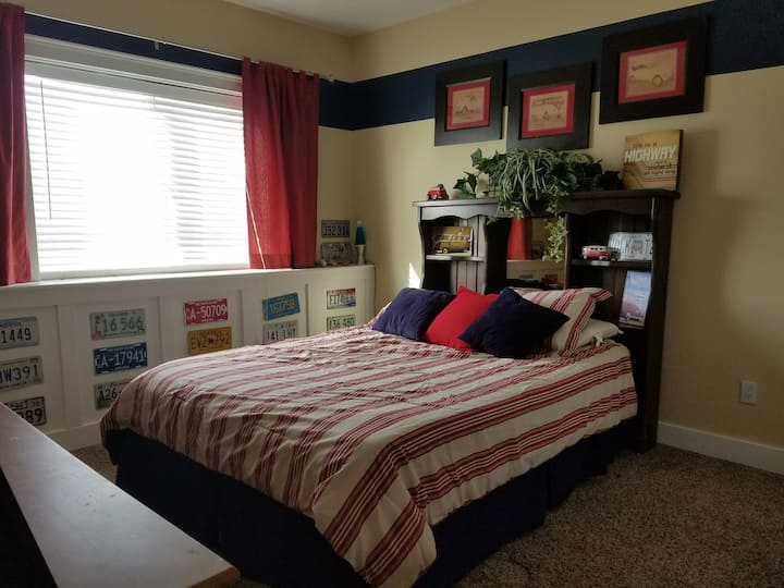 IZBA VW. Manželská posteľ s výhľadom. V tomto suteréne nie sú žiadne okenné studne. 