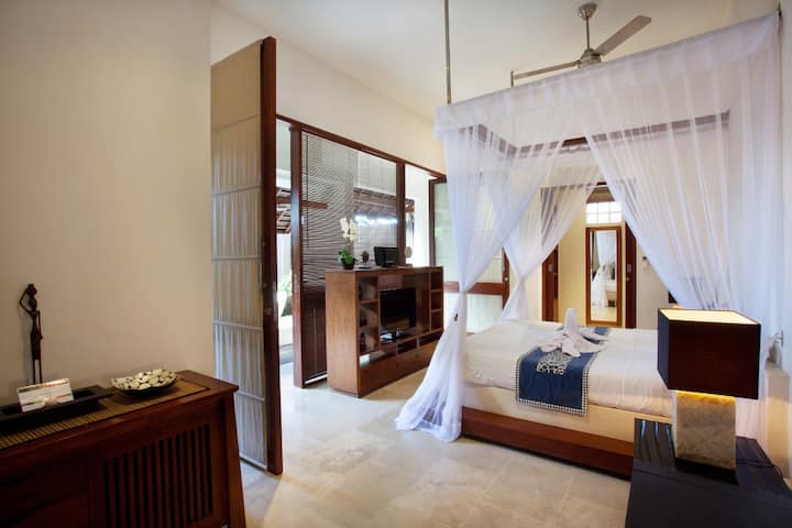 Раџа - спална соба во апартман I со плакар и надворешна бања, слична на II, погодна за дополнителен кревет