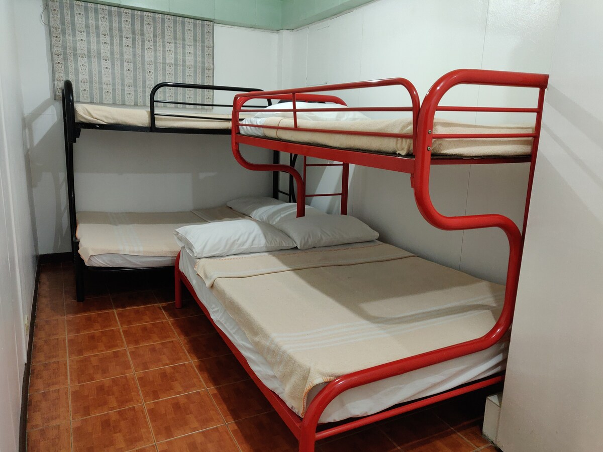 Segundo dormitorio con 2 camas dobles en la terraza, ideales para 6 personas.