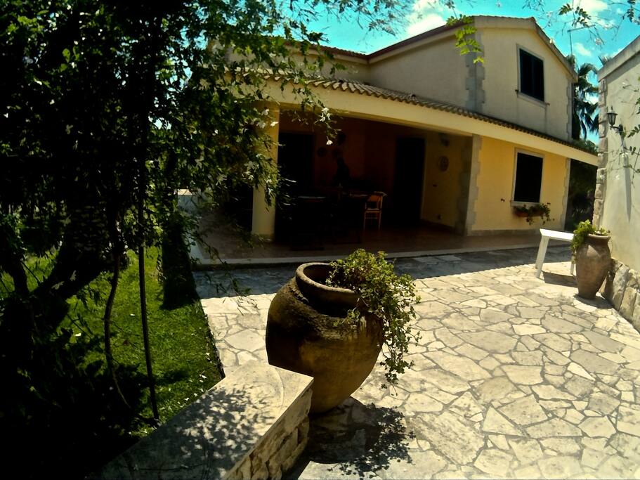 "U bagghiu"- courtyard and the veranda