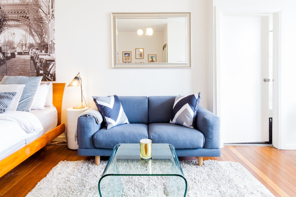 Successful Airbnb property: Art Deco French Window Harbour Views in Elizabeth Bay