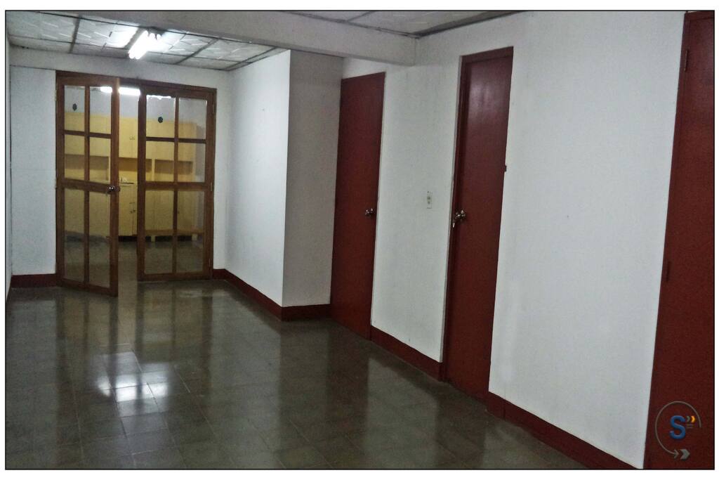Amplio espacio para la recepción de tus oficinas.