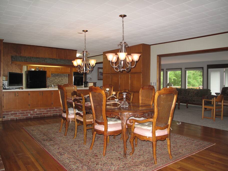 Pegged wood dining room flooring
