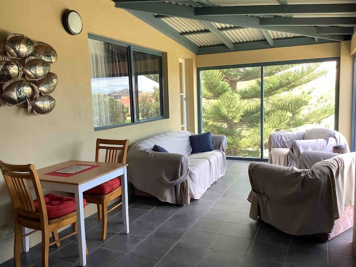 Fabulous 2 Bedroom Apartment 
Great Ocean Views - Mindarie