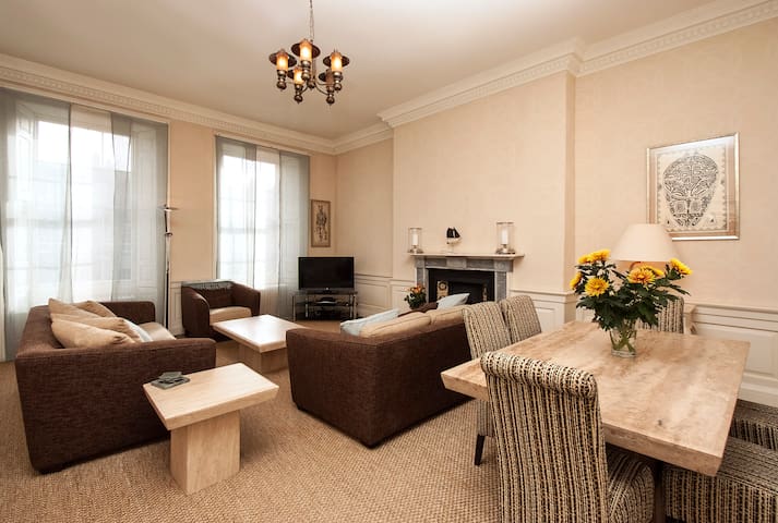 Walter Scott Suite Luxury apt stunning Castle view