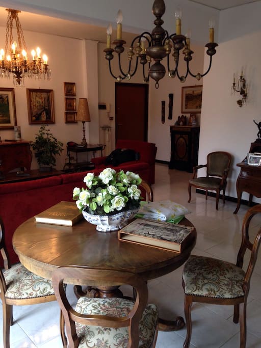 sala pranzo con vista salotto