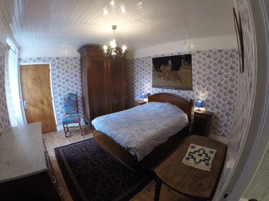 Chambre indépendante avec un lit double
