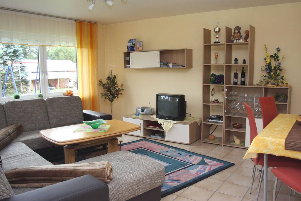 gemütliches Wohnzimmer zur Südseite ausgerichtet,
hier Zugang zur zum Teil überdachten Terrasse der Ferienidylle Eder / cosy living room