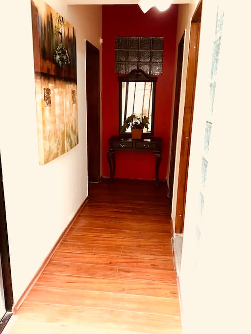 Corredor q conecta el baño, la cocina y el dormitorio
