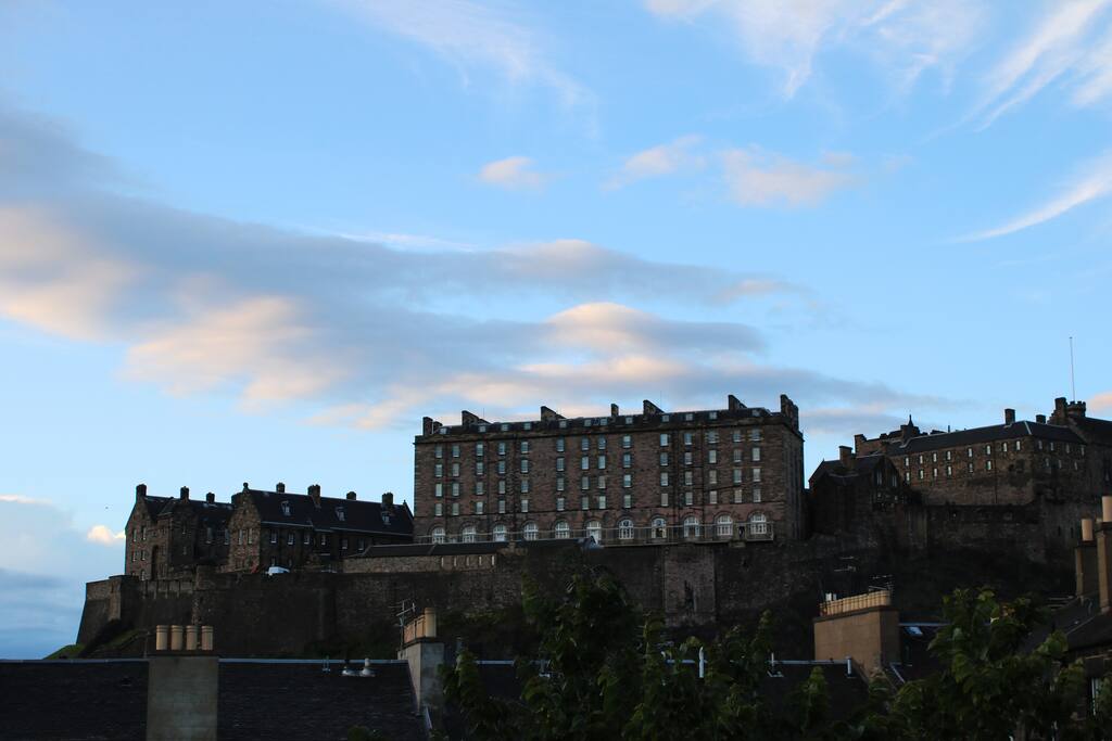 Festival Let - Newly Refurbished Georgian 1 Bed City Centre Apartment with Edinburgh Castle Views