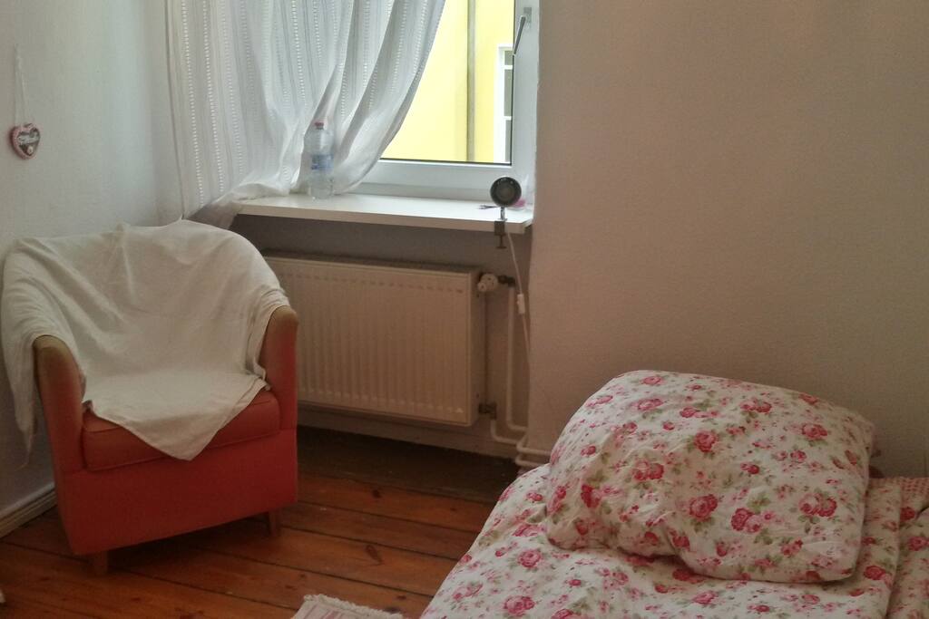 the bed can be transformed in double bed
