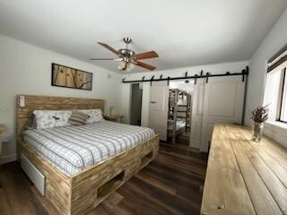 Семејна спална соба на главниот кат со брачен кревет (широк 150-179 см) и помала од двокреветни кревети за деца