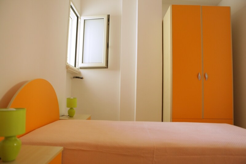 Slaapkamer met twee eenpersoonsbedden die we kunnen samenvoegen om indien nodig een tweepersoonsbed te maken. 