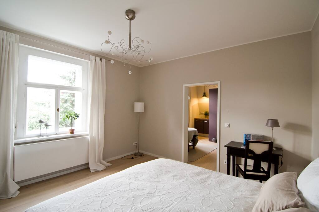 Schlafzimmer mit Blick in den Wohnbereich