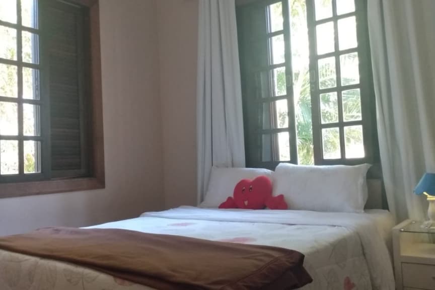 Izba s kúpeľňou na chodbe.