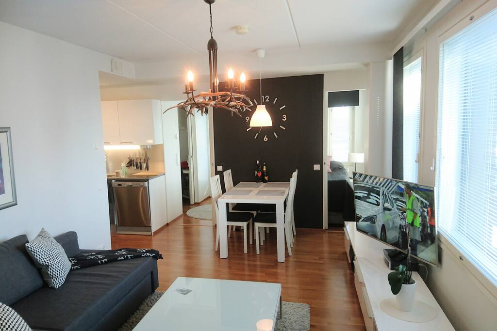 Kitchen table, living room. 49" tv. Free wi-fi. BOSE-music equipment.