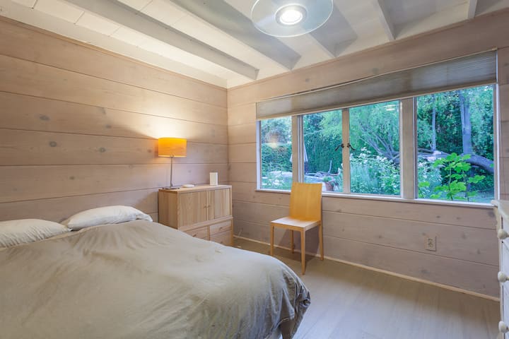 ห้องนอนพร้อมเตียงใหญ่