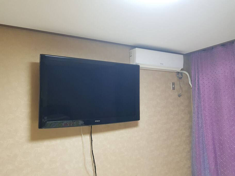 안방 52인치 티비 에어콘 겸용 히터
티비는 모니터로 사용가능.