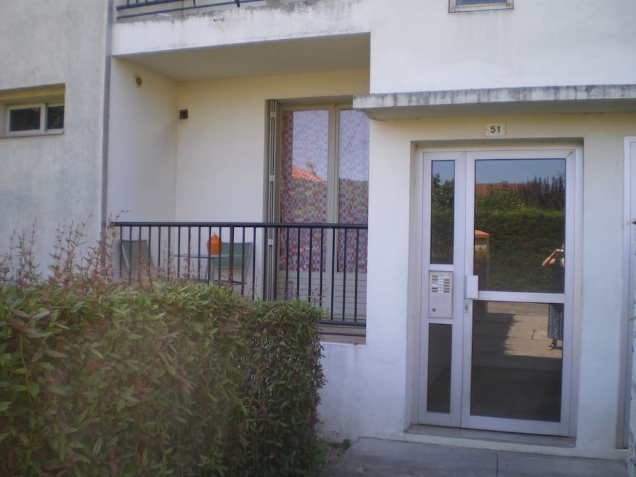 l'entrée et le balcon de la cuisine