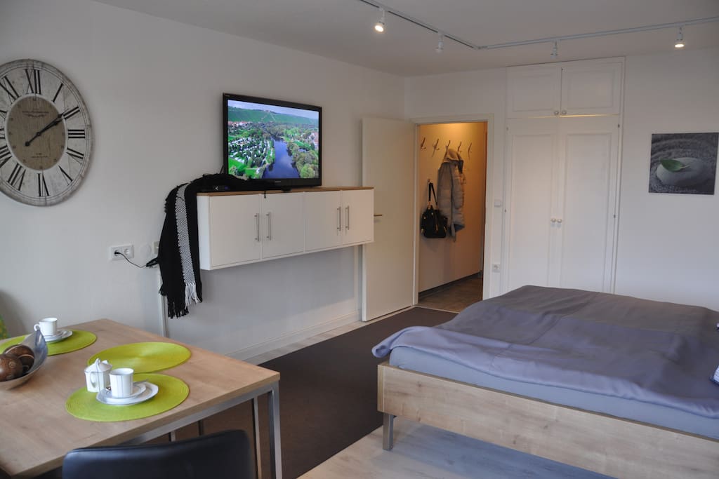 Großer Flat-TV