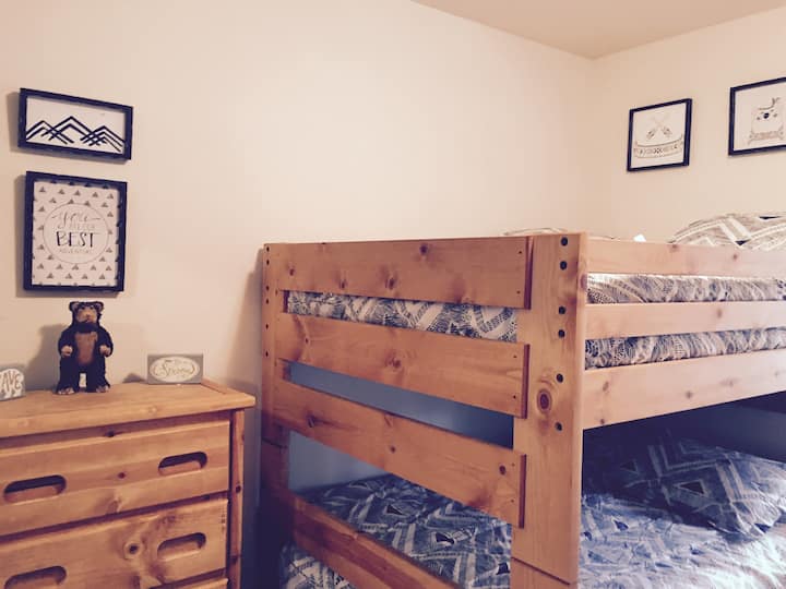 חדר ילדים - שתי מיטות קומתיים זוגיות ומיטות קומתיים מלאות!