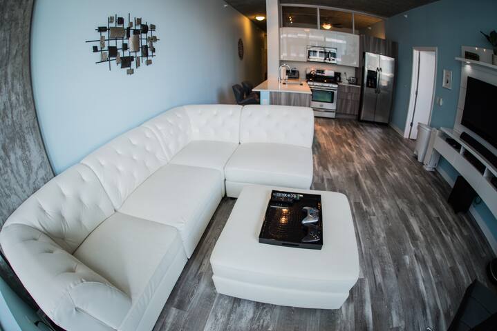 2 bed 2 bath Smart Loft in Prime Location gallery image 4