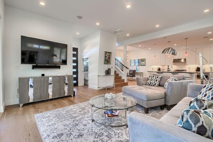 Upscale on S. Lamar- garage, gated yard w/dog door