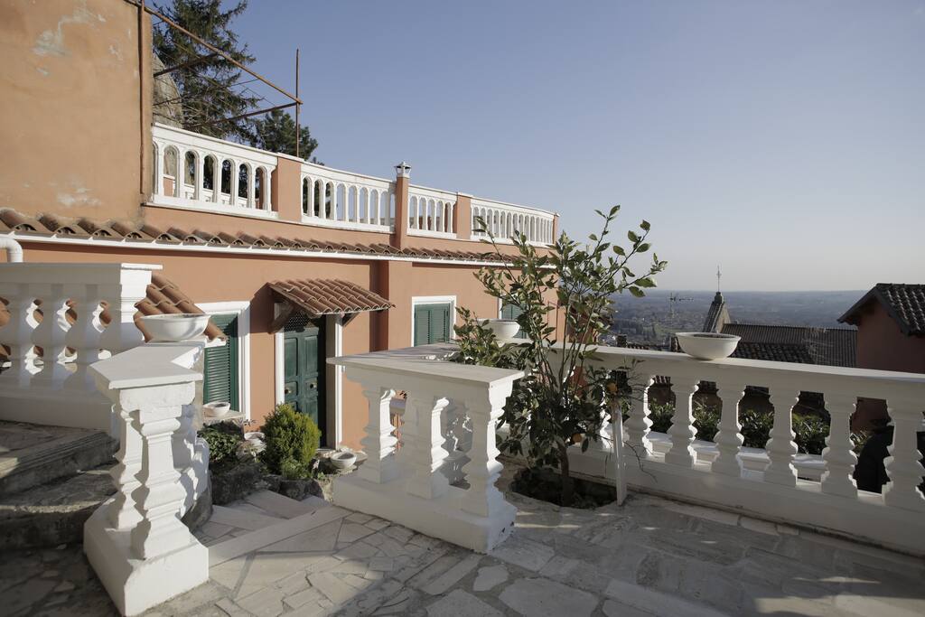 Terrazzo ed ingresso dell'appartamento