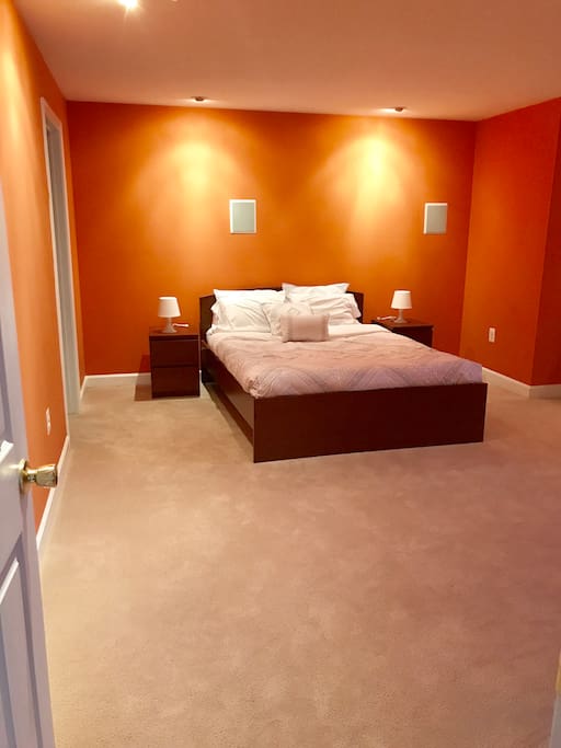 Queen size bed with 2 night stands and 2 lamps