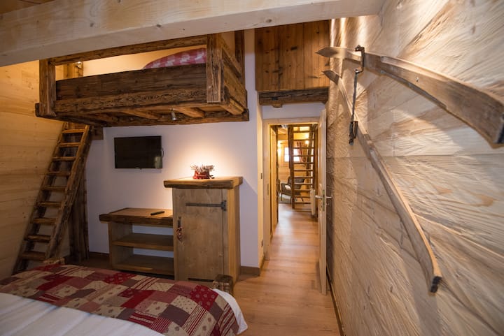 Dvojlôžková spálňa + mezanínová posteľ