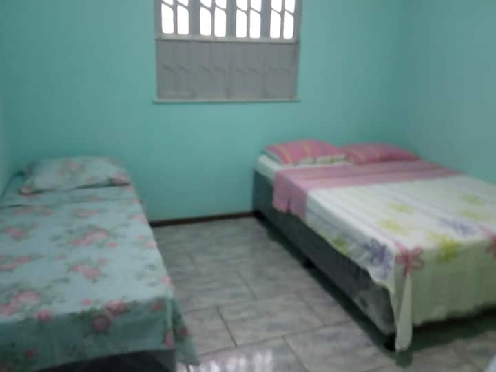 חדר שינה 3
מיטה זוגית ומיטת יחיד מאווררת מאוד עם חלון.