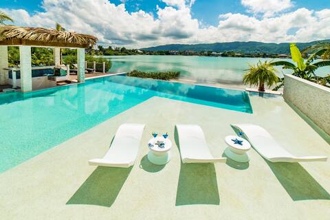 LUXURY 5 BDR BEACHFRONT VILLA POOL VIEWS CHEF