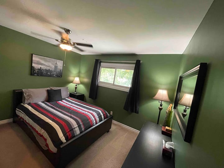 2号房，配备标准双人床和记忆棉床垫