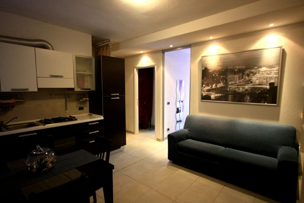 divano letto con vicino l'ingresso della camera da letto e dell'antibagno
