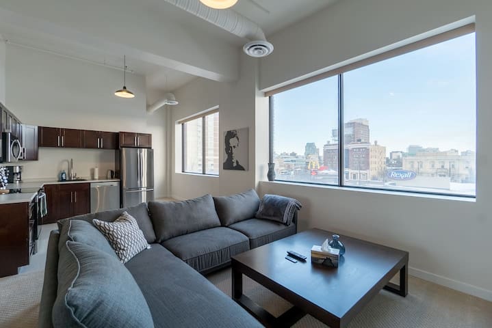 #3 2 Bedroom Family Friendly Bright Spacious Suite