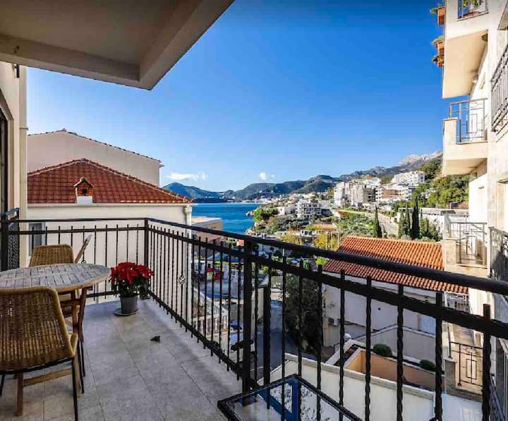 Seaview flat + terrace 3 min to SvetiStefan beach