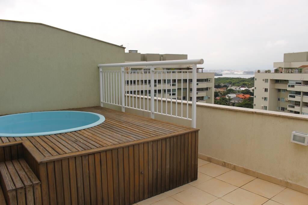 Piscina com deck e vista para o Parque Olímpico Rio 2016